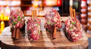 קבב טלה ועגל על מקל קינמון